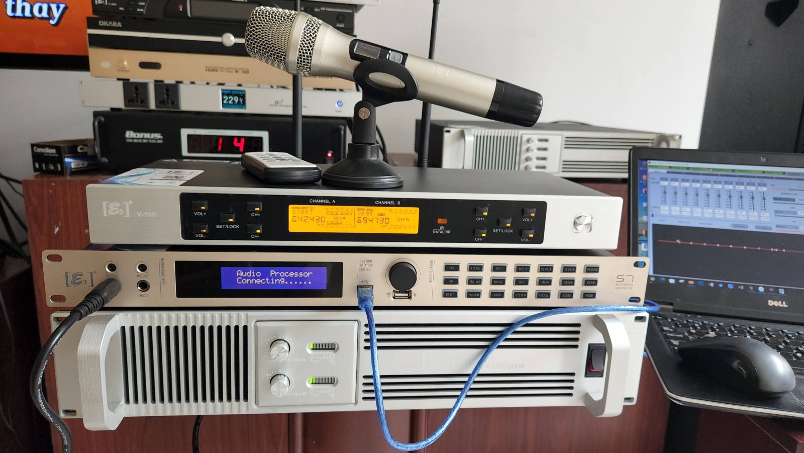 Micro không dây E3 V160 là dòng micro chuyên cho karaoke